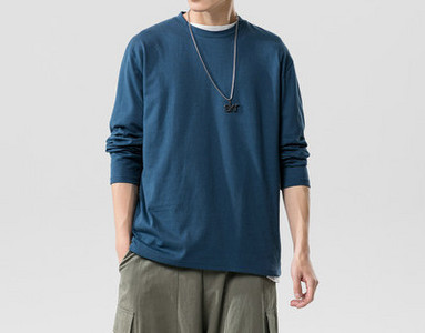 Bluză bărbătească simplă cu mâneci lungi și decolteu rotund