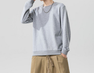 Bluză bărbătească simplă cu mâneci lungi și decolteu rotund