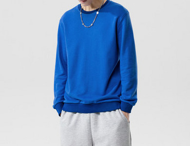 Bluză bărbătească simplă cu mâneci lungi și decolteu rotund