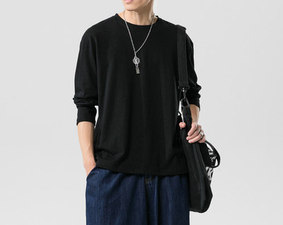 Bluză bărbătească simplă cu mâneci lungi și decolteu rotund