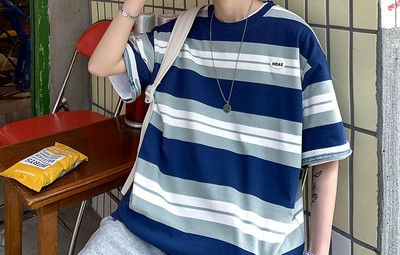 Tricou bărbătesc în dungi - model larg cu mâneci 3/4