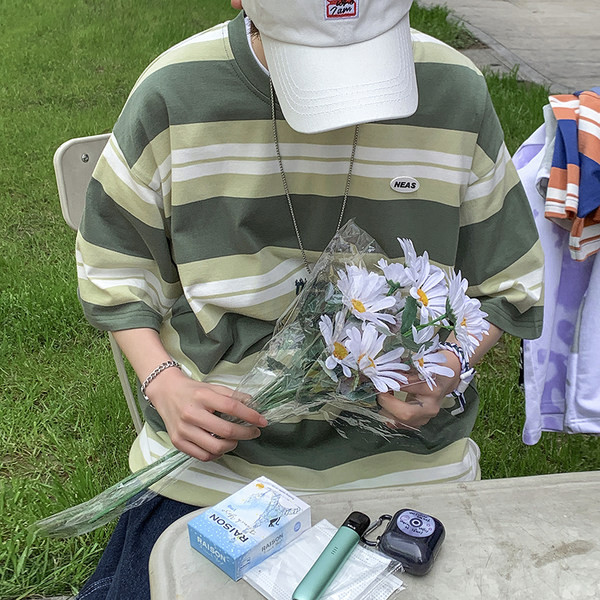 Tricou bărbătesc în dungi - model larg cu mâneci 3/4