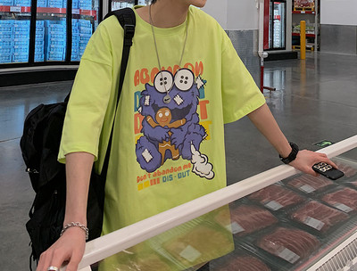 Tricou larg pentru bărbați cu aplicație colorată