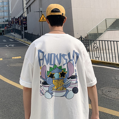 Tricou larg pentru bărbați cu inscripție colorată și mâneci scurte