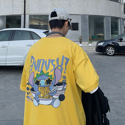 Tricou larg pentru bărbați cu inscripție colorată și mâneci scurte