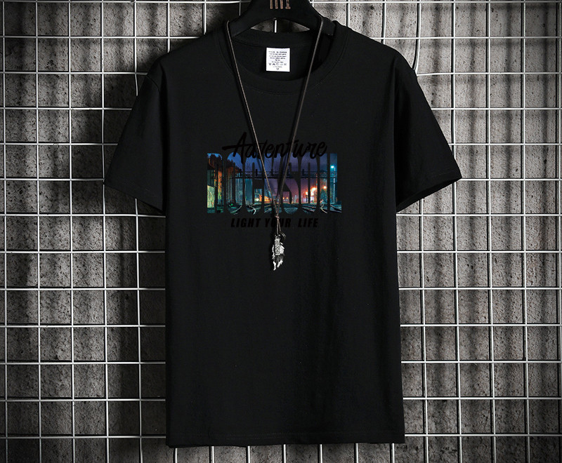 Tricou pentru bărbați cu inscripții și mâneci scurte