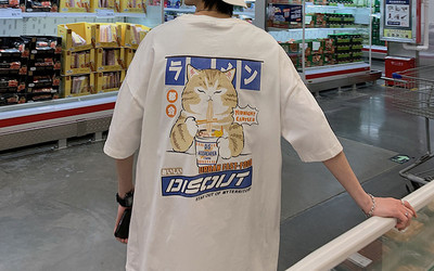 Tricou larg pentru bărbați cu mâneci 3/4 și aplicație colorată