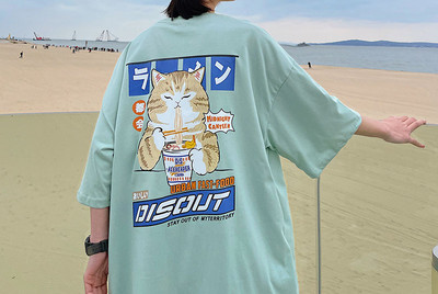 Tricou larg pentru bărbați cu mâneci 3/4 și aplicație colorată