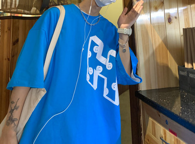 Tricou larg pentru bărbați cu mâneci 3/4 și imprimeu