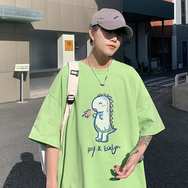 Tricou barbatesc cu aplicatie colorata - model larg in mai multe culori