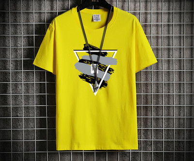 Tricou pentru bărbați cu aplicație colorată și mâneci scurte