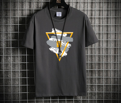 Tricou pentru bărbați cu aplicație colorată și mâneci scurte