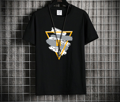 Tricou pentru bărbați cu aplicație colorată și mâneci scurte