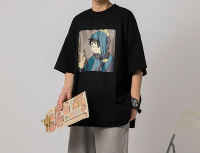 Tricou pentru bărbați cu aplicație colorată și decolteu oval