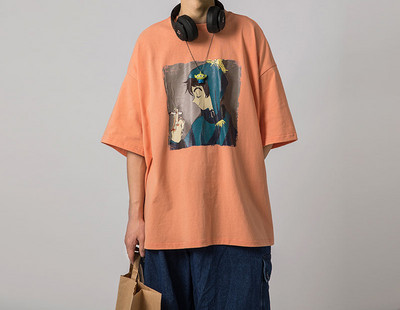 Tricou pentru bărbați cu aplicație colorată și decolteu oval