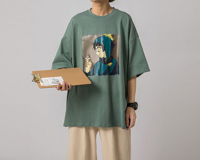 Tricou pentru bărbați cu aplicație colorată și decolteu oval