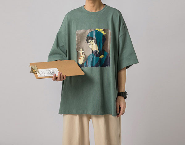 Tricou pentru bărbați cu aplicație colorată și decolteu oval