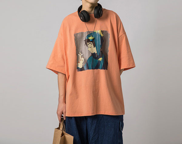 Tricou pentru bărbați cu aplicație colorată și decolteu oval