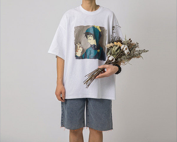 Tricou pentru bărbați cu aplicație colorată și decolteu oval