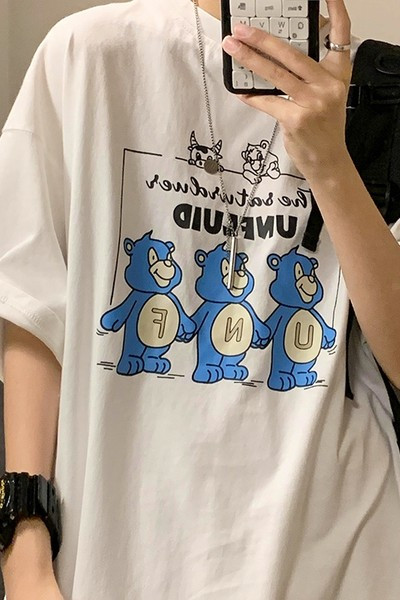 Tricou lat pentru bărbați cu aplicație colorată și mâneci scurte