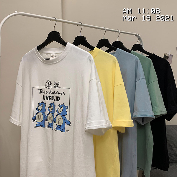 Tricou lat pentru bărbați cu aplicație colorată și mâneci scurte