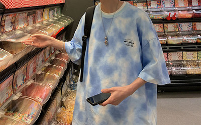 Tricou cu maneci scurte si inscriptie in trei culori