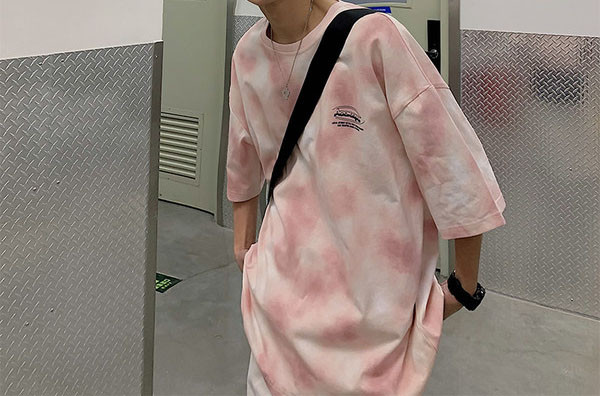 Tricou cu maneci scurte si inscriptie in trei culori