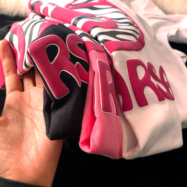 Tricou lat pentru bărbați cu aplicație și mâneci scurte