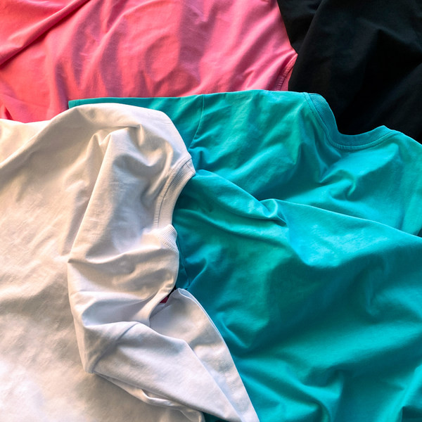 Tricou lat pentru bărbați cu aplicație și mâneci scurte