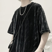 Tricou barbatesc model larg cu decolteu oval si maneci scurte