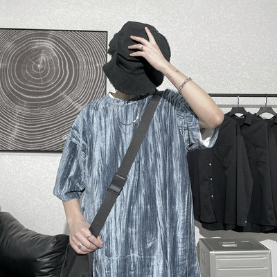 Tricou barbatesc model larg cu decolteu oval si maneci scurte