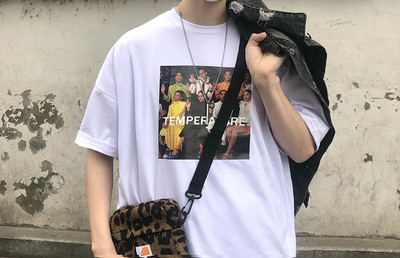 Muška majica s ovalnim izrezom i printom