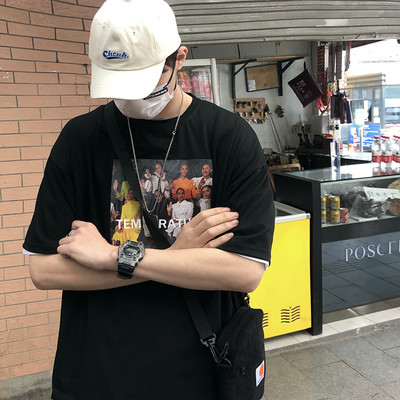 Muška majica s ovalnim izrezom i printom