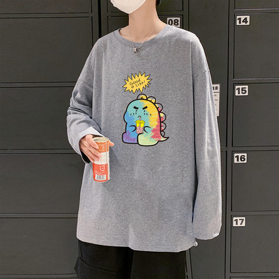 Bluza barbatesta cu aplicatie colorata si decolteu oval - model lat