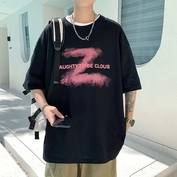 Tricou bărbătesc cu aplicație și mâneci scurte