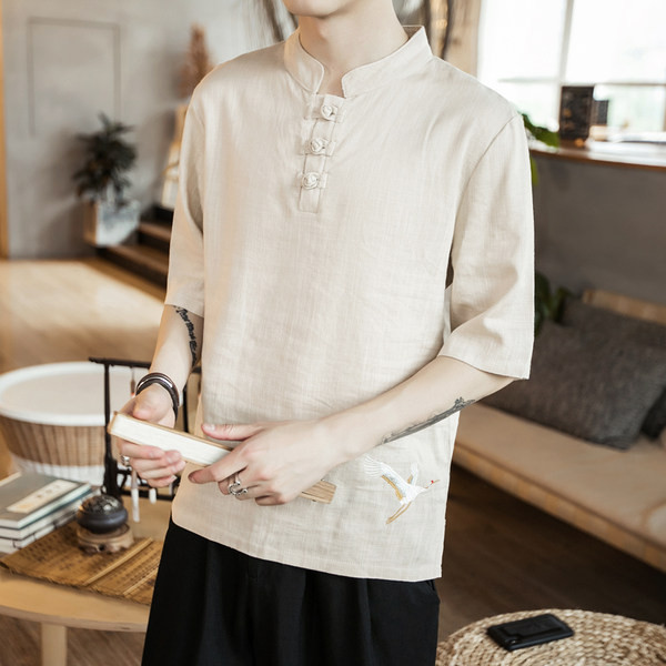 Muška bluza s niskom kragnom i aplikacijom