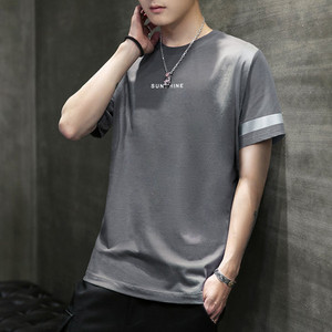 Tricou pentru bărbați modern cu imprimeu în mai multe culori - un model larg