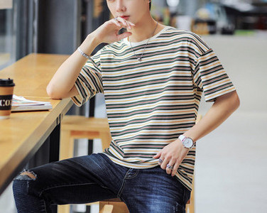 Tricou pentru bărbați modern cu imprimeu în mai multe culori - un model larg