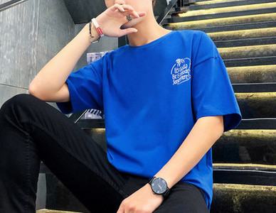 Tricou pentru bărbați modern cu imprimeu în mai multe culori - un model larg