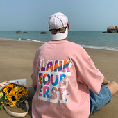 Tricou pentru bărbați cu inscripție colorată și decolteu oval