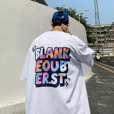 Tricou pentru bărbați cu inscripție colorată și decolteu oval