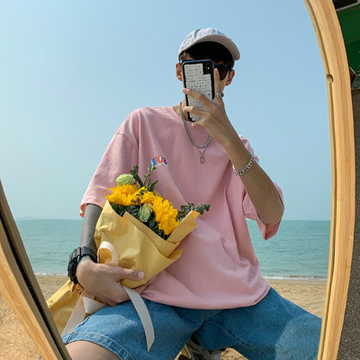 Tricou pentru bărbați cu inscripție colorată și decolteu oval