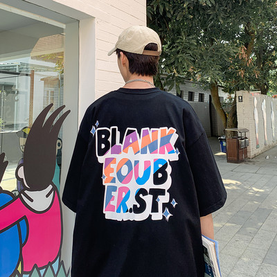 Tricou pentru bărbați cu inscripție colorată și decolteu oval