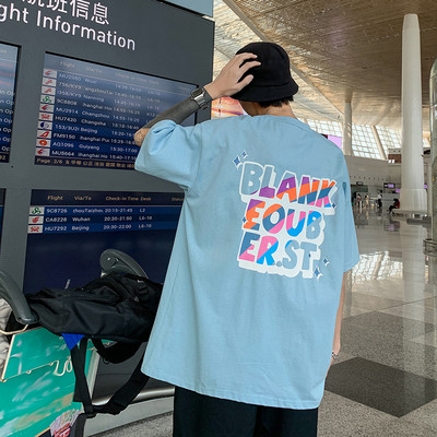 Tricou pentru bărbați cu inscripție colorată și decolteu oval