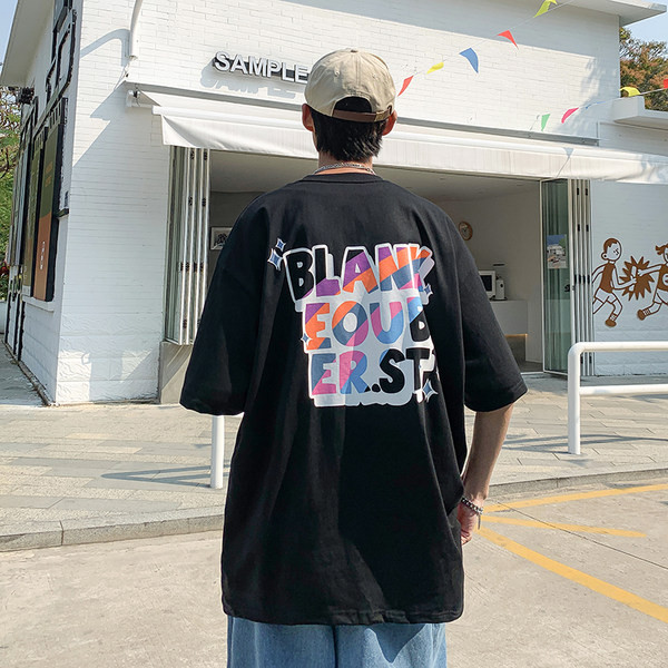 Tricou pentru bărbați cu inscripție colorată și decolteu oval