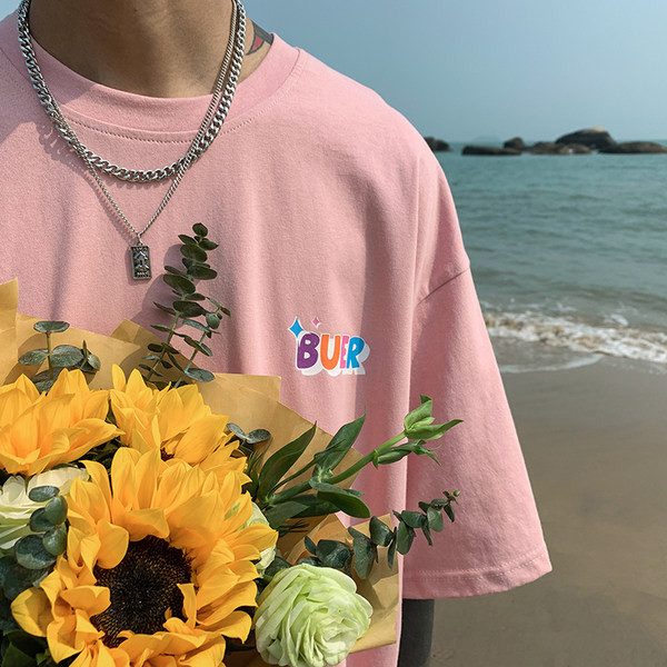 Tricou pentru bărbați cu inscripție colorată și decolteu oval