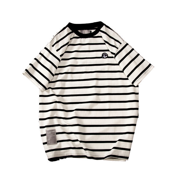 Tricou bărbătesc în dungi cu decolteu rotund și mâneci scurte