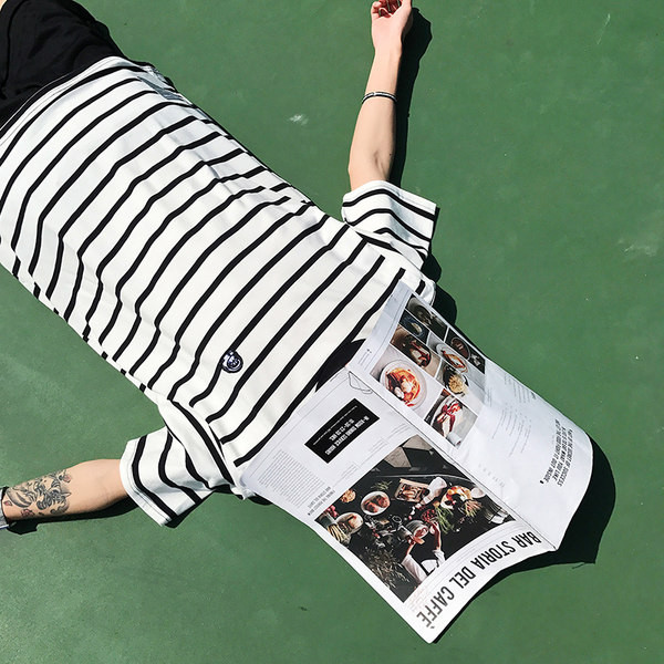 Tricou bărbătesc în dungi cu decolteu rotund și mâneci scurte