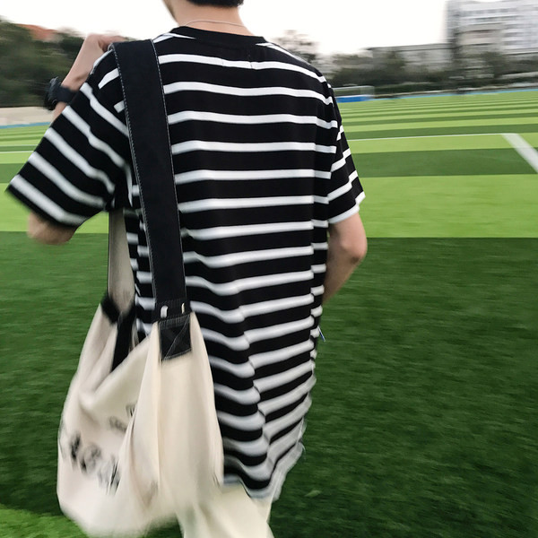 Tricou bărbătesc în dungi cu decolteu rotund și mâneci scurte