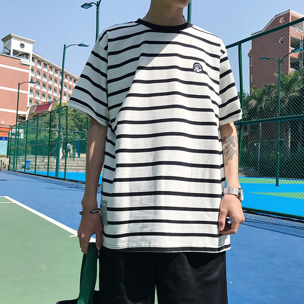 Tricou bărbătesc în dungi cu decolteu rotund și mâneci scurte